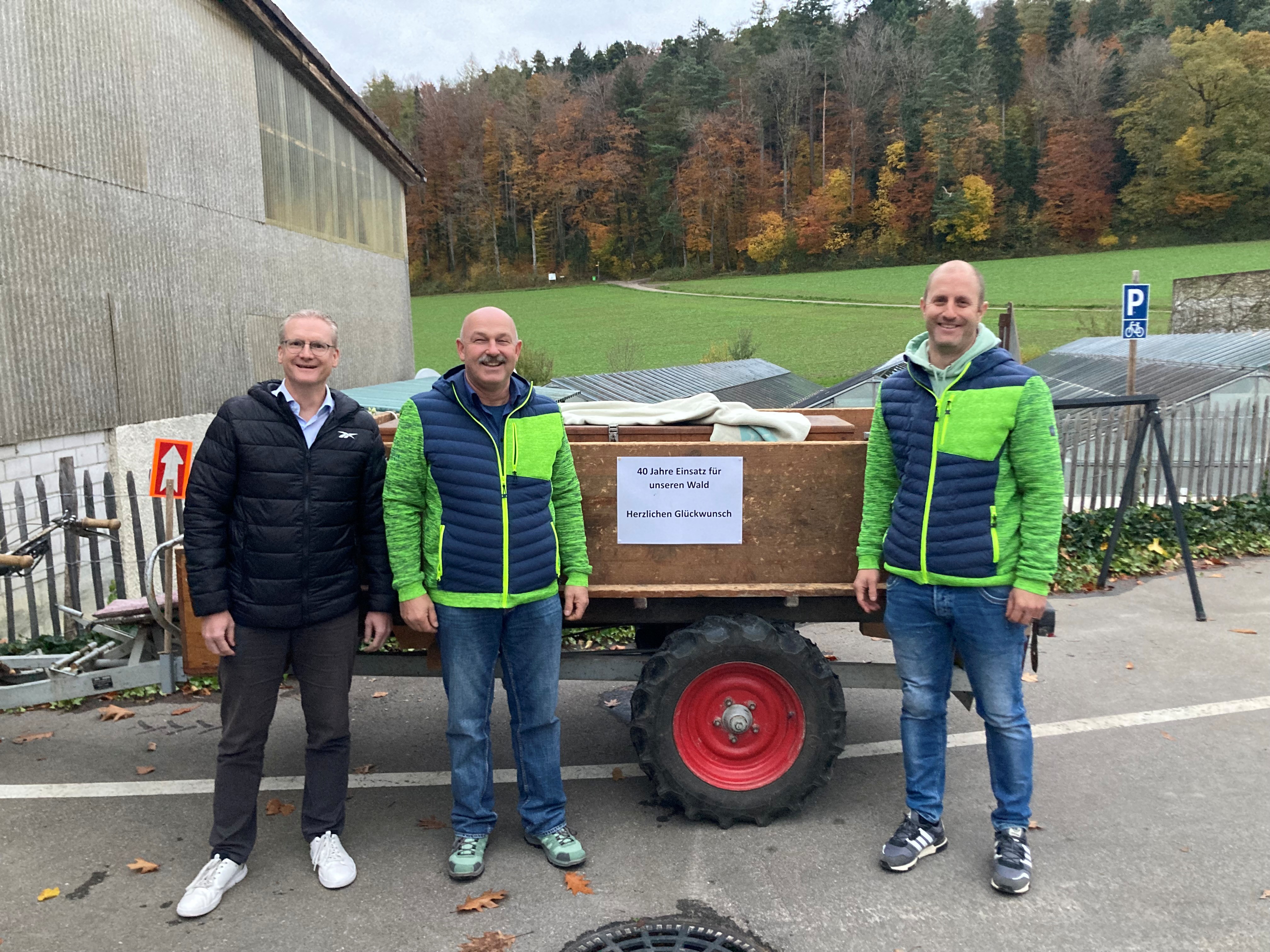 Johann Neuhaus umrahmt von Vizeammann Bernhard Wespi und Leiter Forstbetrieb Matthias Bruder